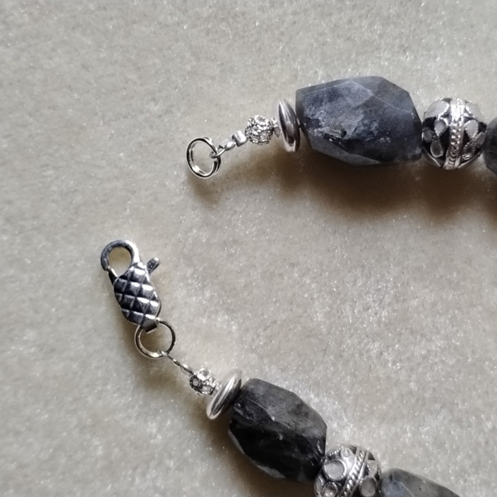 HAND CRAFTED LABRADORITE AND ENAMEL BEADS BRACELET - Picture 5 of 7
